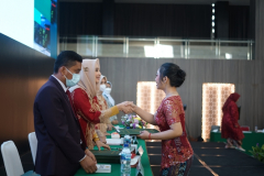 Pemberian ijazah dan kartu alumni kepada lulusan Profesi Ners yang diberikan oleh Kaprodi Pendidikan Profesi Ners, Ns. Naziyah, S.Kep., M.Kep.
