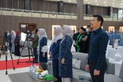 Menyanyikan lagu Indonesia Raya, Mars Unas, Mars PPNI, dan Mars IBI dalam pembukaan kegiatan Pelantikan dan Angkat Sumpah Profesi Ners dan Bidan Semester Genap Tahun Akademik 2022/2023, di Auditorium Cyber Unas, Senin, 4 Desember 2023.