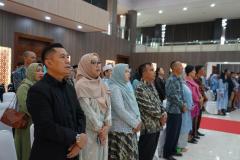Menyanyikan lagu Indonesia Raya, Mars Unas, Mars PPNI, dan Mars IBI dalam pembukaan kegiatan Pelantikan dan Angkat Sumpah Profesi Ners dan Bidan Semester Genap Tahun Akademik 2022/2023, di Auditorium Cyber Unas, Senin, 4 Desember 2023.