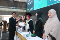 Pemberian sertifikat kepada lulusan terbaik Profesi Ners dalam kegiatan Pelantikan dan Angkat Sumpah Profesi Ners dan Bidan  FIKES Semester Genap Tahun Akademik 2023/2024