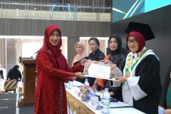 Pemberian sertifikat kepada lulusan terbaik Profesi Bidan dalam kegiatan Pelantikan dan Angkat Sumpah Profesi Ners dan Bidan  FIKES Semester Genap Tahun Akademik 2023/2024