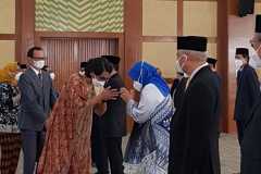 Sekretaris Jenderal Kemeristekdikbudristek Ir. Suharti, M.A., Ph.D., memberikan selamat kepada Dosen Universitas Nasional Dr. Retno Widowati, M.Si., sebagai Anggota Majelis Akreditasi BAN-PT yang dilantik pada Selasa (30/11/2021)