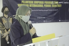 Ketua Program Studi Ilmu Hubungan Internasional Dr. Irma Indrayani, S.I.P., M.Si.  saat memberikan sambutan dalam kegiatan  Pelantikan ketua dan pengurus terpilih Himahi periode 2020/2021, pada Sabtu (12/9)