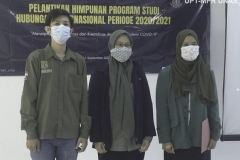 Foto Bersama - Ketua Program Studi Ilmu Hubungan Internasional Dr. Irma Indrayani, S.I.P., M.Si. (tengah) bersama  ketua himahi periode 2019/2020 (kiri) dan ketua Himahi periode 2020/2021 (kanan)