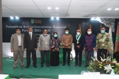 Foto bersama  rektor Universitas Nasional dan para tamu undangan yang hadir dalam pelantikan rektor Universitas Nasional, yang digelar di gedung cyber library UNAS, Senin (1/2).