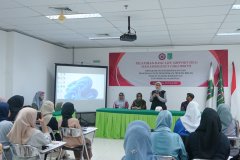 Sambutan Dekan FIKES Unas, Dr. Retno Widowati, M.Si. dalam pembukaan kegiatan Pelatihan BLS dan Emergency Childbirth Prodi Kebidanan Unas, di Menara Unas, Ragunan, Jumat, 28 Juli 2023.