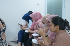 Mahasiswa sedang melakukan pre-test dalam Pelatihan BLS dan Emergency Childbirth Prodi Kebidanan Unas, di Menara Unas, Ragunan, Jumat, 28 Juli 2023.