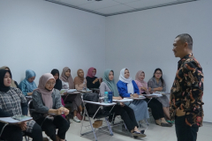 Narasumber sedang mempresentasikan materinya dalam Pelatihan BLS dan Emergency Childbirth Prodi Kebidanan Unas, di Menara Unas, Ragunan, Jumat, 28 Juli 2023.