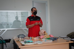 Instruktur sedang menjelaskan materi dalam workshop pelatihan BTCLS