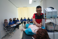 Mahasiswa profesi Ners sedang mengikuti pelatihan defibrilasi yang dipimpin oleh Instruktur dari EMT 911