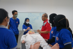 Mahasiswa profesi Ners sedang mengikuti pelatihan Initial Assesment yang dipimpin oleh Instruktur dari EMT 911