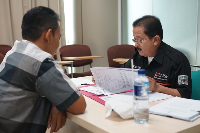 peserta pelatihan sedang melakukan proses wawancara oleh Lembaga Sertifikasi Profesi Tenaga Teknik Indonesia (LSP-TTI)