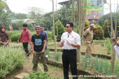 Penjelasan mengenai tindakan yang harus dilakukan sebelum mendekati rumah lebah oleh  Akso Diana, S.Sp. dari Asosiasi Perlebahan Indonesia