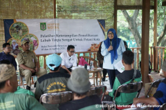Ketua Tim PKM Unas Prof. Dr. Retno Widowati, M.Si. memberikan materi kepada petani kota pada Senin, (7/8) di Balai Penyuluhan Pertanian, Ragunan.