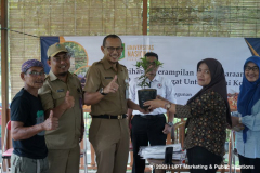 Penyerahan tanaman dari Unas kepada Petani kota yang dilakukan oleh Anggota Tim PKM Unas Dr. Rahayu Lestari, S.E., M.M. (kanan) dan diterima oleh Kepala Suku Dinas Ketahanan Pangan, Kelautan dan Pertanian (KPKP) Jakarta Selatan, Hasudungan Sidabalok (kiri)