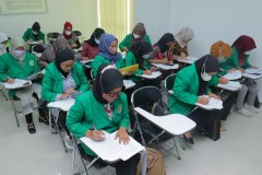 Para peserta saat mengerjakan post test di Ruang Seminar Menara 2 Unas, Kamis (14/7)