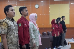 Dosen dan mahasiswa saat menyanyikan Indonesia raya