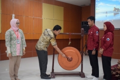 Prosesi pembukaan acara LKMM yang dilakukan oleh Ketua Program Studi Ilmu Keperawatan Ns. Dayan Hisni, S.Kep., M.N.S (batik tengah) dengan pemukulan gong pada Jum'at (20/7)