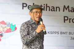 Dosen Fakultas Ilmu Kesehatan, Program Studi Ilmu Gizi, UPN Veteran Jakarta Nanang Nasrullah  sedang menjelaskan materinya dalam pelatihan