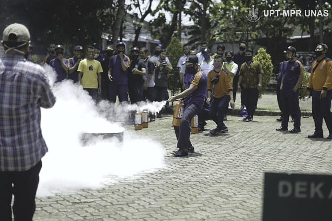 Peserta melakukan Praktek lapangan Pemadaman & Penanggulangan Kebakaran di Kampus Universitas Nasional menggunakan fire extinguisher pada Rabu (9/9), di Auditorium Blok 1 Lantai 4
