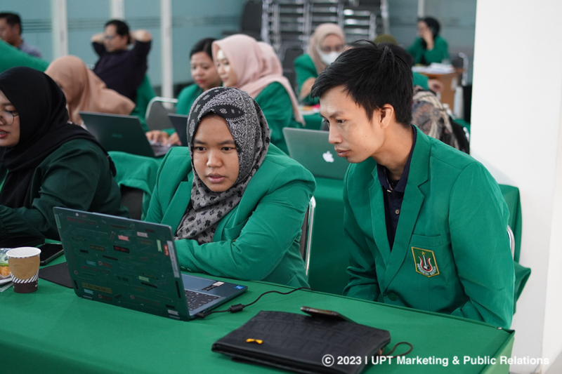 Kepala dan Staff UPM saat menggunakan aplikasi Visio, di Ruang Seminar Selasar Lt. 3 Unas, Senin, 13 November 2023