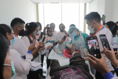 Praktik perawatan luka terhadap pasien oleh narasumber dan dihadiri oleh seluruh peserta CWCCA