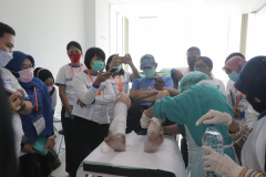 Praktik perawatan luka terhadap pasien oleh narasumber dan dihadiri oleh seluruh peserta CWCCA