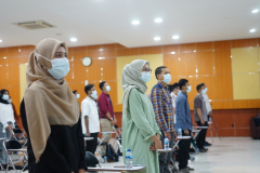Para peserta pelatihan prakerja sedang menyanyikan lagu Indonesia raya, mars Unas, dan  mars FTKI dalam pembukaan kegiatan
