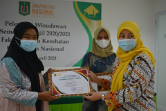 Penyerahan sertifikat kepada mahasiswa terbaik, dalam kegiatan Pelepasan Wisudawan Fakultas Ilmu Kesehatan Semester Ganjil 2020/2021 di Menara II Unas, Ragunan.