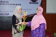 pemberian penghargaan kepada lulusan terbaik FTKI tahun ini oleh Bu Ina