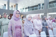 Para lulusan saat menyanyikan Indonesia Raya dalam acara pelepasan lulusan Program Studi Keperawatan dan Program Studi Kebidanan FIKES Unas semester Ganjil T.A. 2022/2023 di Gedung Auditorium Cyber Unas, pada Sabtu, 10 Juni 2023