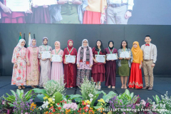 Foto bersama usai penyerahan sertifikat dan medali kepada lulusan terbaik dari masing-masing prodi
