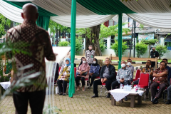 Rektor Universitas Nasional Dr. El Amry Bermawi Putera, M.A. saat memberikan sambutan dalam acara peletakkan batu pertama klinik pratama, di Universitas Nasional, Selasa (07/06/22)