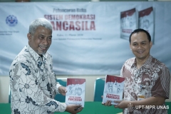Salah satu penulis Buku Dr. TB. Massa Djafar (Kiri) saat meluncurkan buku Sistem Demokrasi Pancasila di Ruang Seminar Menara 1 Unas, Rabu 11-03-2020