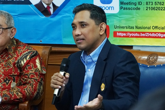 Dekan FISIP UNPAD Dr. R. Widya Setiabudi Sumadinata, M.Si. saat memberikan pendapatnya terkait buku dalam acara Peluncuran buku Prof. Dr. Yuddy Chrisnandi, S.H., S.E., di Aula H.U Pikiran Rakyat, Bandung, Jawa Barat, Selasa, 21 Juni 2022