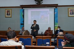 Mantan Dubes RI untuk Ukraina Prof. Dr. Yuddy Chrisnandi, S.H., S.E. saat menjabarkan tentang buku yang Ia tulis pada diskusi panel di Aula H.U Pikiran Rakyat, Bandung, Jawa Barat, Selasa, 21 Juni 2022