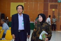Kepa Biro Administrasi SDM (Ir. Tri Waluyo, M.Agr) dengan Warek Bidang Penelitian dan Pengabdian pada Masyarakat (Prof. Dr. Ernawati Sinaga, M.S., Apt.)
