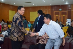 Ketua Pengurus YMIK (Dr. Ramlan Siregar, M.Si.) Bersalaman dengan Wakil Rektor Bidang Akademik (Prof. Dr. Iskandar Fitri, S.T., M.T.)