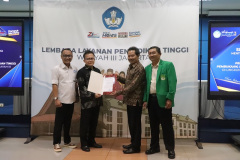 Pemberian SK oleh Kepala Lembaga Layanan Pendidikan Tinggi Wilayah III Jakarta Prof. Dr. Toni Toharudin, S.Si., M.Sc di Gedung LLDIKTI III Cawang, Jakarta.
