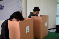 mahasiswa sedang memilih di balik bilik suara, pada pemilihan ketua himpunan FISIP, di Ruang Seminar UNAS, Selasa (30-4).