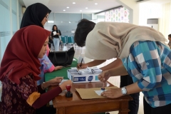 mahasiswa sedang mencelupkan tinta usai memilih, pada pemilihan ketua himpunan FISIP, di Ruang Seminar UNAS, Selasa (30-4).
