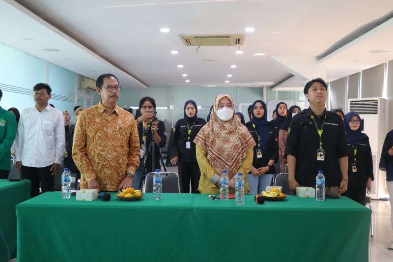 Menyanyikan lagu Indonesia Raya dan Mars Universitas Nasional dalam kegiatan Pemilihan Ketua Umum, di Ruang Seminar Blok 1 lt.3, Rabu (08/11)