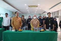 Menyanyikan lagu Indonesia Raya dan Mars Universitas Nasional dalam kegiatan Pemilihan Ketua Umum, di Ruang Seminar Blok 1 lt.3, Rabu (08/11)
