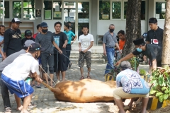 Proses pemotongan hewan qurban oleh karyawan Universitas Nasional di area Masjid Sutan Takdir Alisjahbana, Jumat, (31/7).