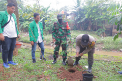BABINSA-BHABINKAMTIBMAS-Menanam-Pohon-Produktif