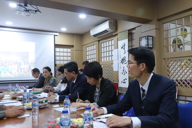 Para pimpinan Jinnan National University sedang mengikuti acara yang berlangsung  Penanda Tanganan MoU Kerjasama UNAS dengan JINNAN NATIONAL UNIVERSITY, P. R. CHINA, di Ruang Korea Corner, Senin 8 Mei 2023