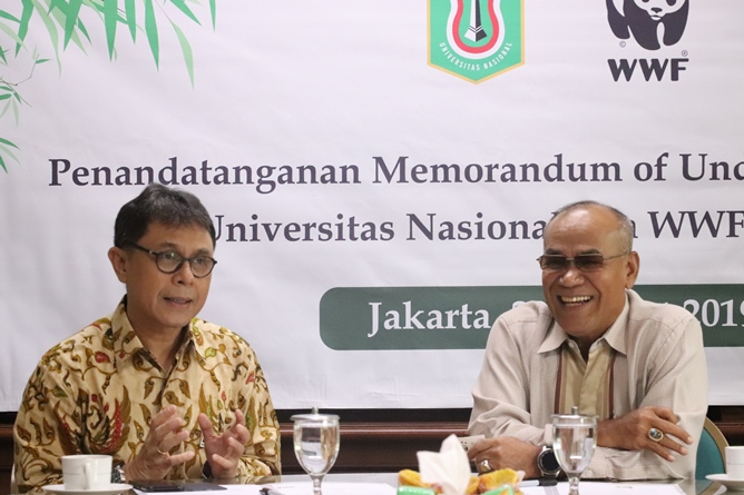 Rektor UNAS Dr. Drs. El Amry Bermawi Putera M.A. (Kanan) dan Chief Executive Officer WWF Indonesia Rizal Malik (Kiri) dalam acara penandatangan MoU UNAS dengan WWF Indonesia, Jakarta, 22 Maret 2019