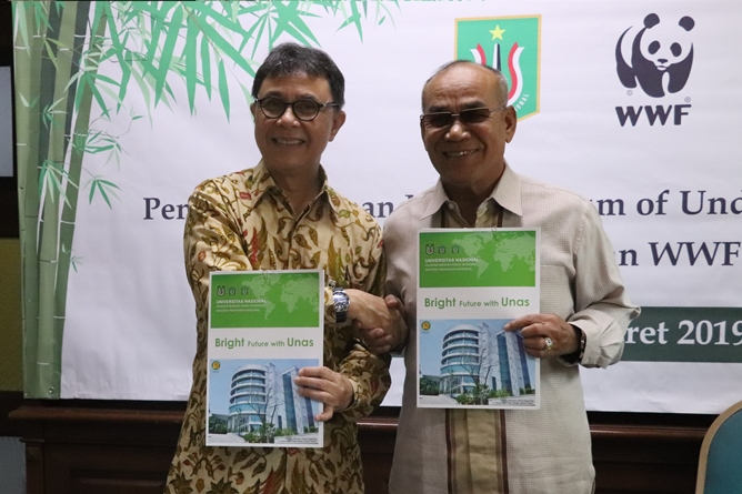 Rektor UNAS Dr. Drs. El Amry Bermawi Putera M.A. (Kanan) dan Chief Executive Officer WWF Indonesia Rizal Malik (kiri) pada penandatangan kerjasama UNAS dengan WWF Indonesia, Jakarta, 22 Maret 2019