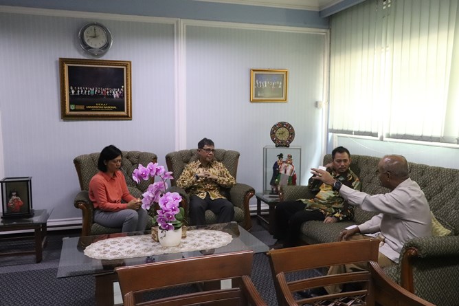 Rektor UNAS Dr. Drs. El Amry Bermawi Putera M.A. berdiskusi dengan WWF Indonesia sebelum proses penandatangan MoU dilaksanakan, di ruang Rektor UNAS, Jakarta, 22 Maret 2019