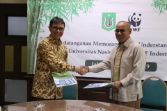Rektor Universitas Nasional Dr. Drs. El Amry Bermawi Putera M.A. (Kanan) dan Chief Executive Officer WWF Indonesia Rizal Malik (Kiri) berjabat tangan setelah penandatangan MoU selesai